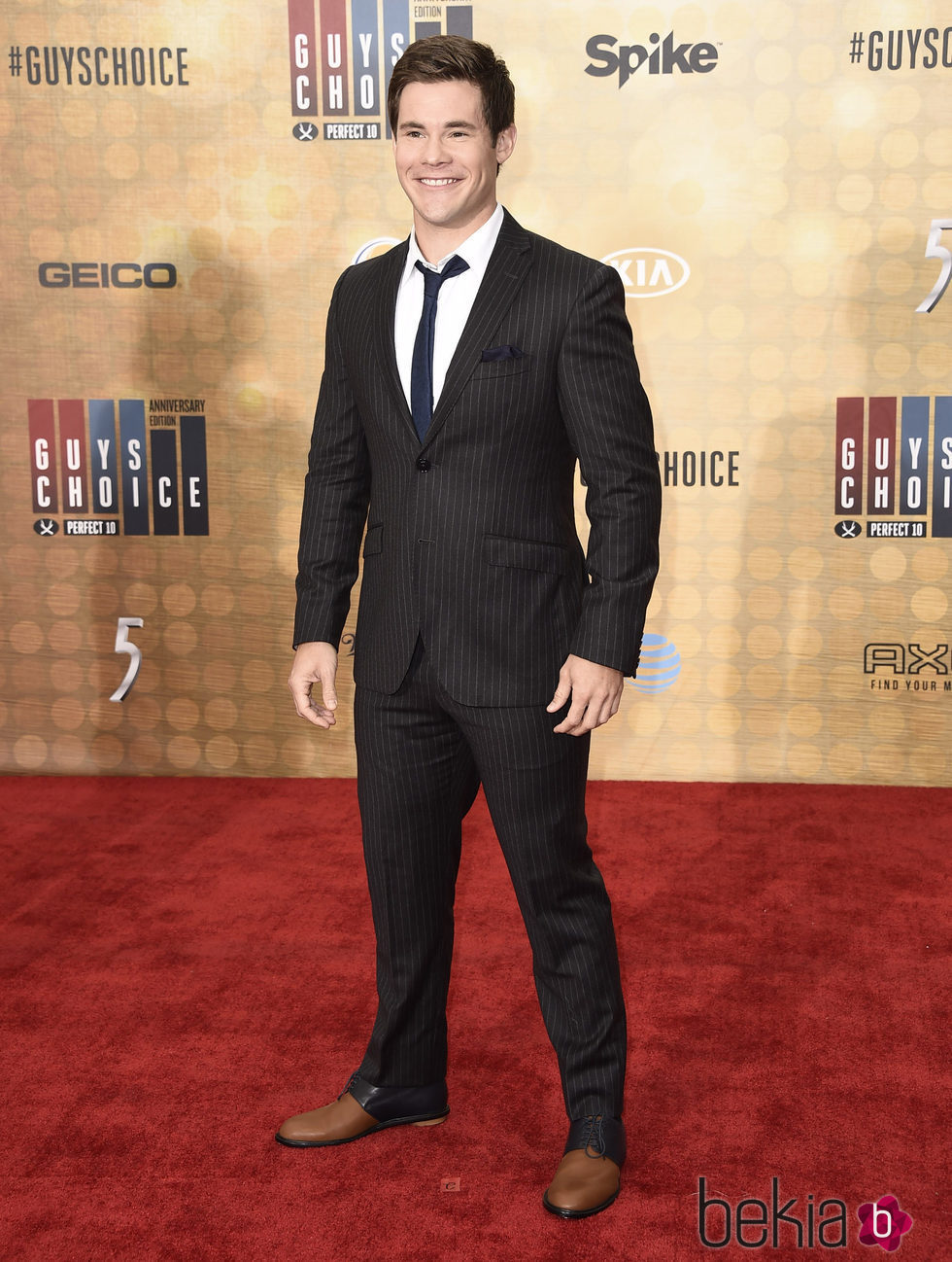 Adam DeVine en la alfombra roja de los Guys Choice 2016