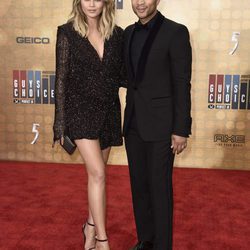 Chrissy Teigen y John Legend en la alfombra roja de los Guys Choice 2016