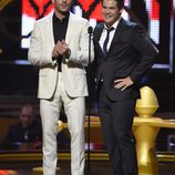 Zac Efron y Adam Devine en la gala de los Guys Choice 2016