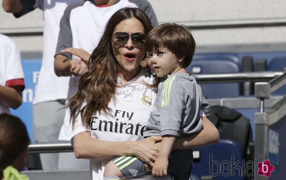 Romina Belluscio con su hijo Enzo en el partido Corazón Classic Match 2016