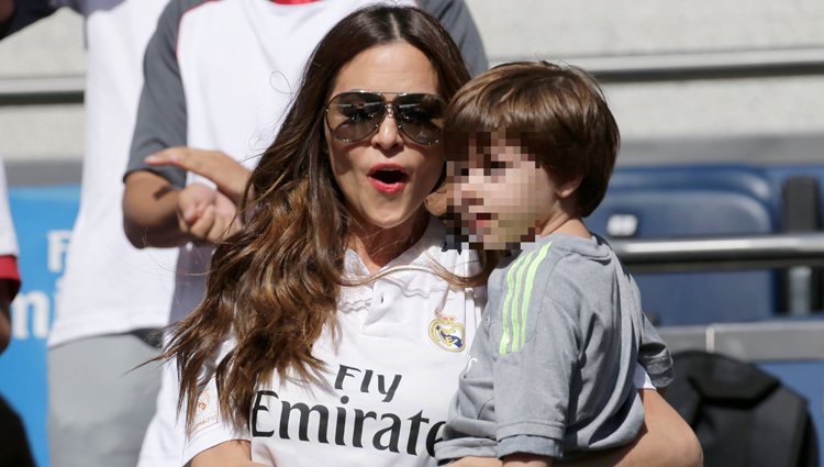 Romina Belluscio con su hijo Enzo en el partido Corazón Classic Match 2016