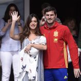 Iker Casillas y Sara Carbonero saludando en la presentación de su hijo Lucas