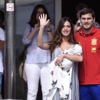 Iker Casillas y Sara Carbonero saludando en la presentación de su hijo Lucas