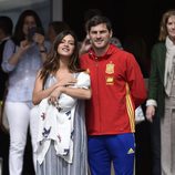 Iker Casillas y Sara Carbonero con su hijo Lucas a la salida de la Clínica Ruber