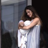 Sara Carbonero sale del hospital con su hijo Lucas