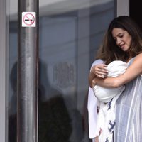 Sara Carbonero sale del hospital con su hijo Lucas