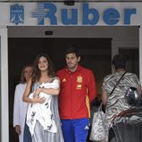 Iker Casillas y Sara Carbonero a su salida del hospital con su hijo Lucas