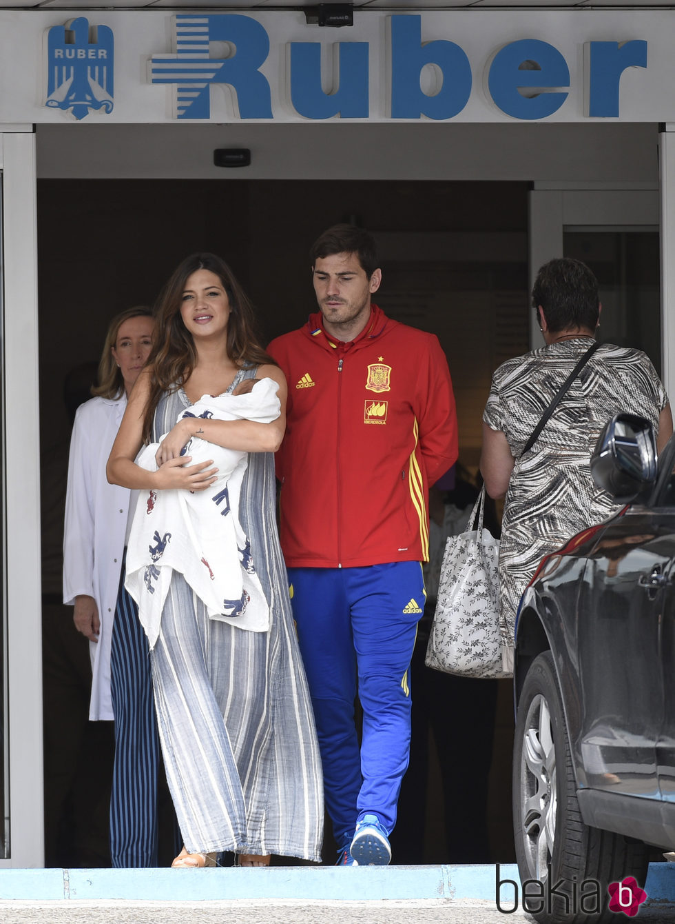Iker Casillas y Sara Carbonero a su salida del hospital con su hijo Lucas