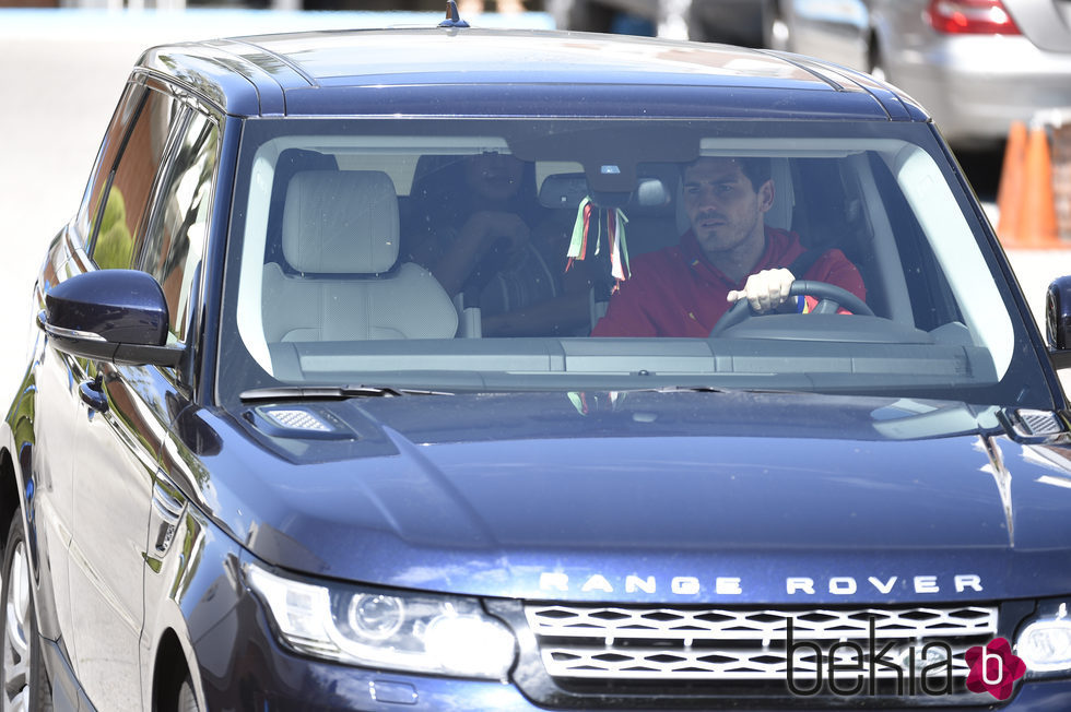 Iker Casillas conduciendo y Sara Carbonero con su hijo Lucas en la parte trasera del coche