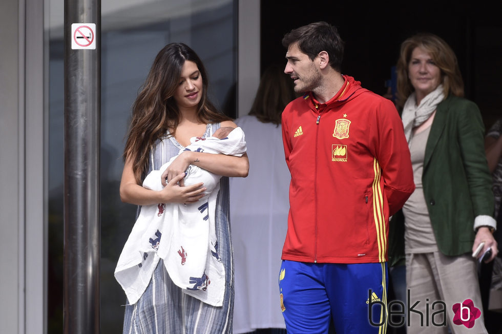 Sara Carbonero mira a su hijo Lucas acompañada de Iker Casillas en su salida del hospital