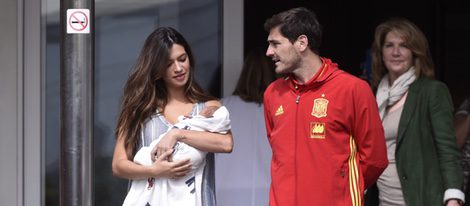Sara Carbonero mira a su hijo Lucas acompañada de Iker Casillas en su salida del hospital