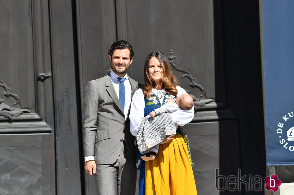 Los Príncipes Carlos Felipe y Sofia con su hijo Alejandro el Día Nacional de Suecia 2016
