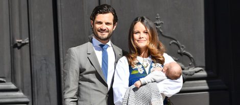 Los Príncipes Carlos Felipe y Sofia con su hijo Alejandro el Día Nacional de Suecia 2016