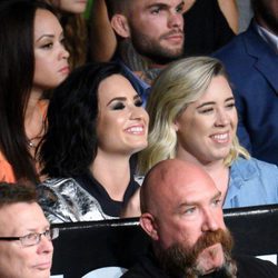 Demi Lovato disfrutando en el UFC 199 de Los Ángeles