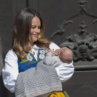 Sofia Hellqvist con su hijo el Príncipe Alejandro en brazos el Día Nacional de Suecia 2016