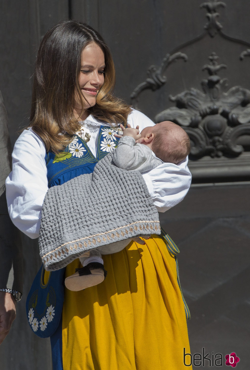 Sofia Hellqvist con su hijo el Príncipe Alejandro en brazos el Día Nacional de Suecia 2016
