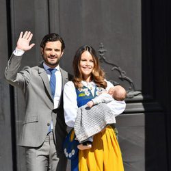 Los Príncipes Carlos Felipe y Sofia con su hijo Alejandro de Suecia el Día Nacional de Suecia 2016