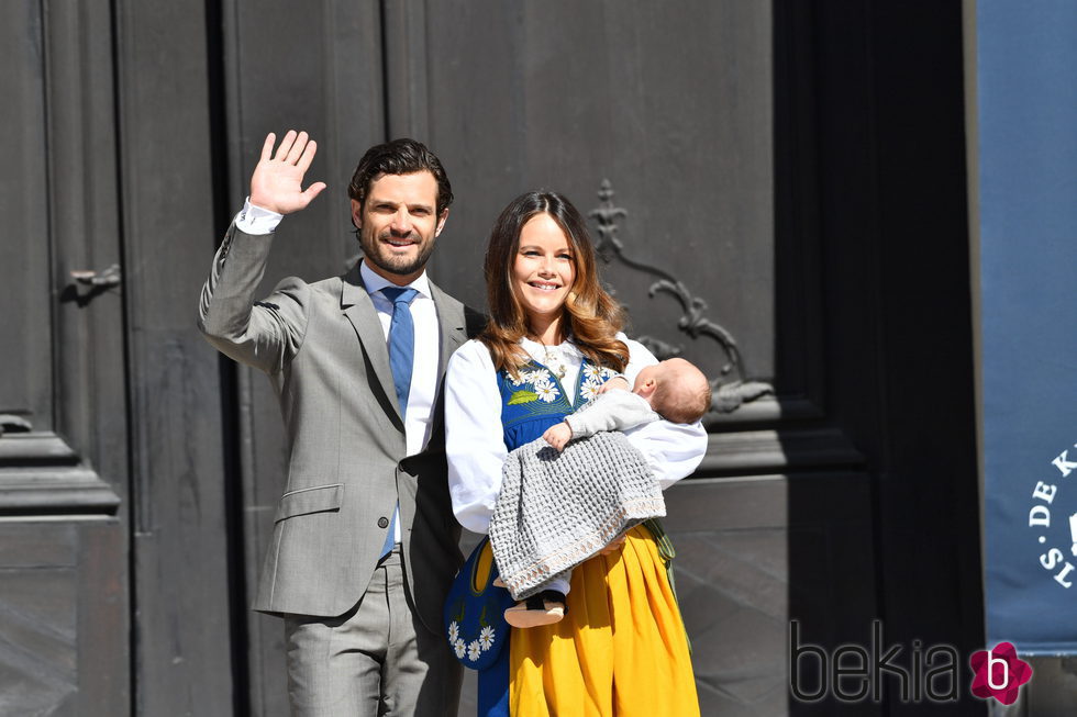 Los Príncipes Carlos Felipe y Sofia con su hijo Alejandro de Suecia el Día Nacional de Suecia 2016