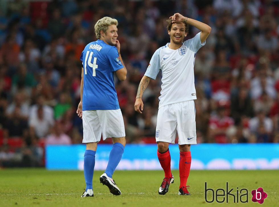 Louis Tomlinson y Niall Horan participando en el 'Soccer Aid' en Old Trafford