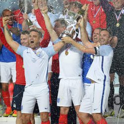 Robbie Williams y Jonathan Wilkes celebran su victoria en el 'Soccer Aid'
