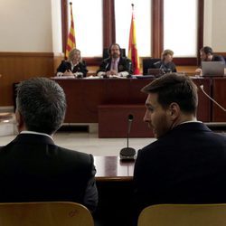 Leo Messi y su padre en su juicio por fraude fiscal en la Audiencia de Barcelona