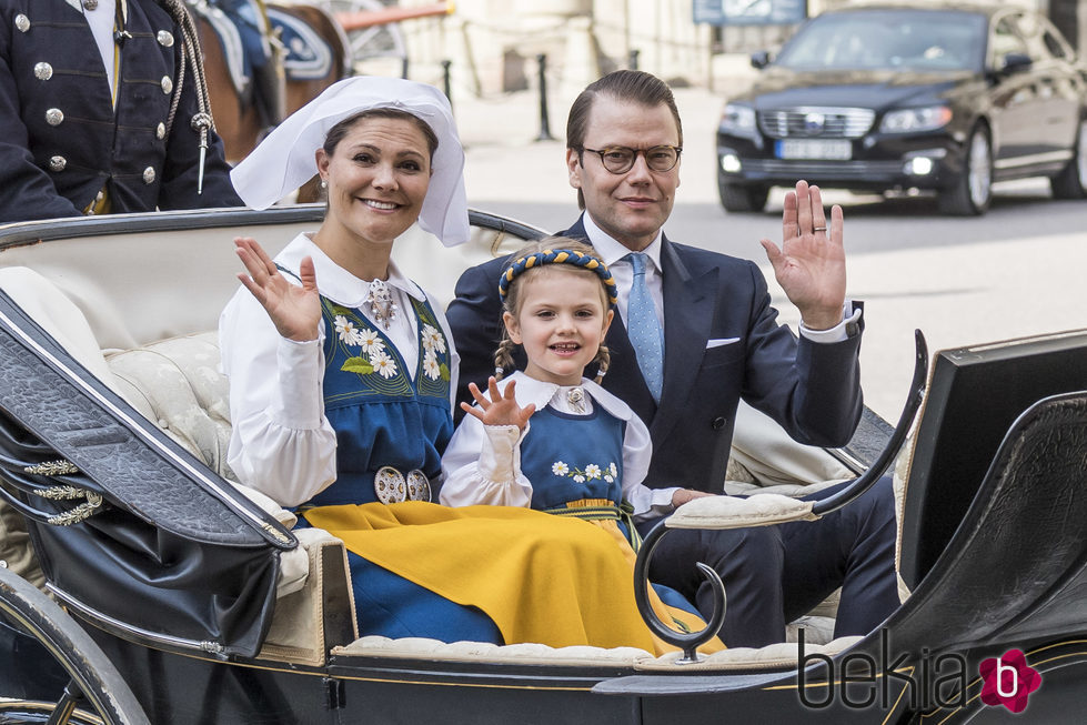 Victoria y Daniel de Suecia con la Princesa Estela en el Día Nacional de Suecia 2016
