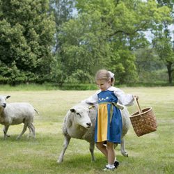 Estela de Suecia con dos ovejas en el Día Nacional de Suecia 2016