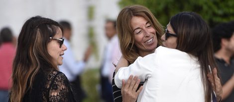 Mónica Martín Luque y Mónica Hoyos dar el pésame a Ivonne Reyes en el funeral de su hermano