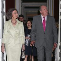 Los Reyes Juan Carlos y Sofía en la inauguración de una exposición artística en el Palacio Real