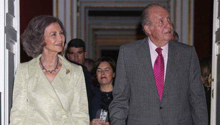 Los Reyes Juan Carlos y Sofía en la inauguración de una exposición artística en el Palacio Real