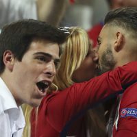 Yannick Carrasco besando a Noémi Happart en la final de la Champions 2016