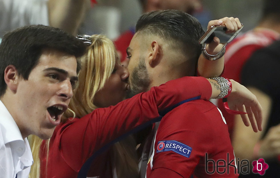 Yannick Carrasco besando a Noémi Happart en la final de la Champions 2016