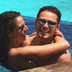 Lucía Villalón y Chicharito demostrando su amor en una piscina de California