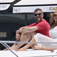Ana Obregón con su amigo Raúl en un barco en Ibiza