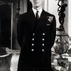 El Duque de Edimburgo vestido con el uniforme naval