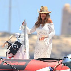 Ana Obregón en una zodiac surcando las aguas de Ibiza para empezar el verano 2016