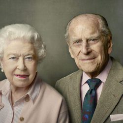 La Reina Isabel y el Duque de Edimburgo posan para celebrar su 90 y su 95 cumpleaños