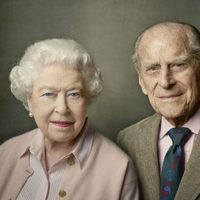 La Reina Isabel y el Duque de Edimburgo posan para celebrar su 90 y su 95 cumpleaños