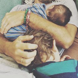 Pedro Castro abraza a sus hijo Leo y Mael tras pasar un semana fuera de casa