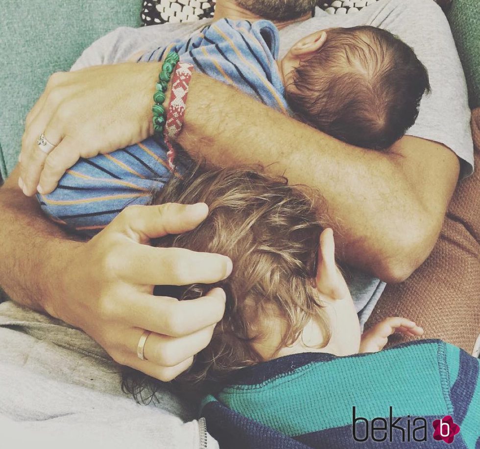 Pedro Castro abraza a sus hijo Leo y Mael tras pasar un semana fuera de casa