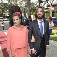 Juan Carmona llega a su boda con su madre Carmen Reyes