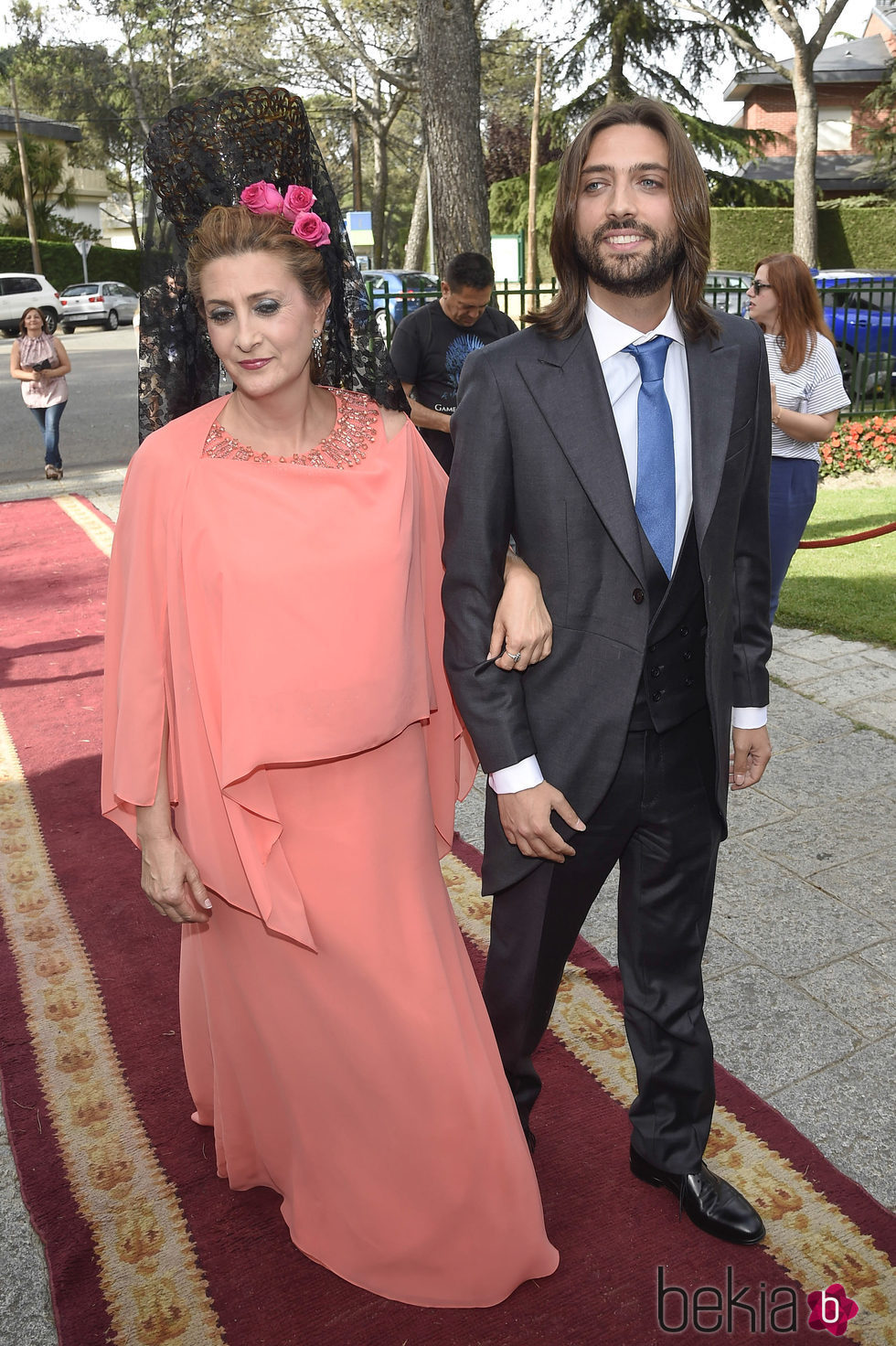 Juan Carmona llega a su boda con su madre Carmen Reyes