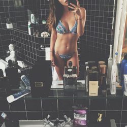 Laura Matamoros en bikini en el baño