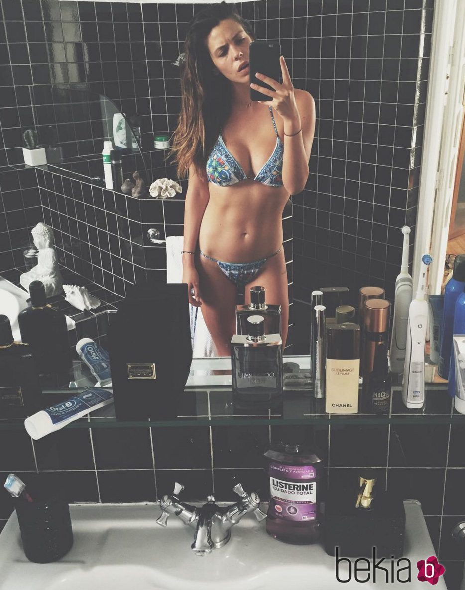 Laura Matamoros en bikini en el baño
