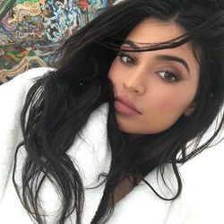 Kylie Jenner promociona sus cosméticos