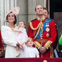 La Reina Isabel, el Duque de Edimburgo, los Duques de Cambridge y los Príncipes Jorge y Carlota en Trooping the Colour 2016