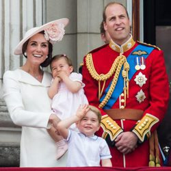 Los Duques de Cambridge y sus hijos Jorge y Carlota en Trooping the Colour 2016