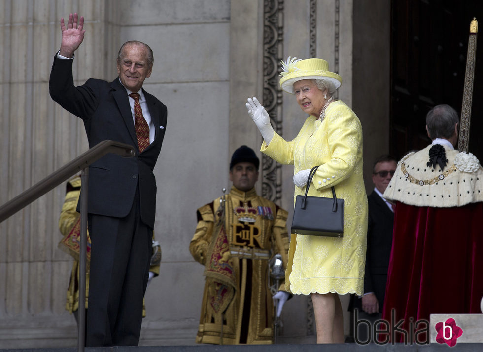 El Duque de Edimburgo y la Reina Isabel II en la misa por el 90 cumpleaños de la Reina Isabel II de Inglaterra