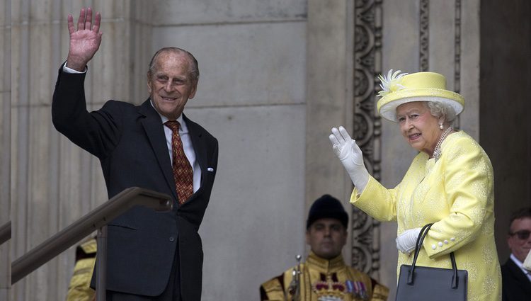 El Duque de Edimburgo y la Reina Isabel II en la misa por el 90 cumpleaños de la Reina Isabel II de Inglaterra
