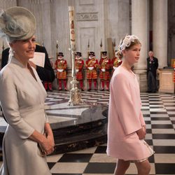 Sofia de Wessex y Lady Louise Windsor en la misa por el 90 cumpleaños de la Reina Isabel II de Inglaterra
